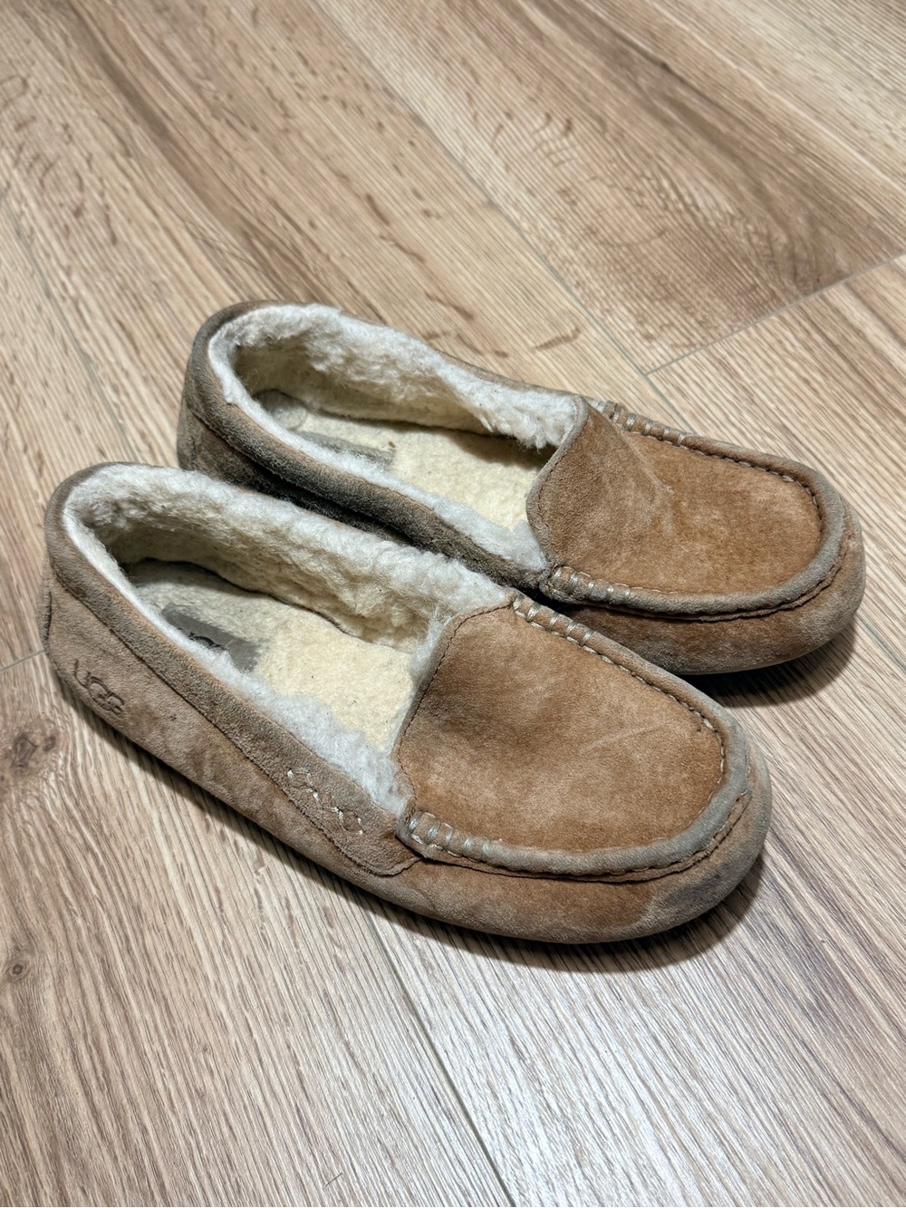UGG Women's Ansley Moccasin Slippers Chestnut Suede Sheepskin Lined Size 6